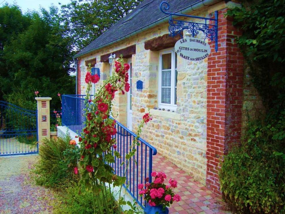 Gite Le Moulin Saint-Vaast-sur-Seulles Zewnętrze zdjęcie